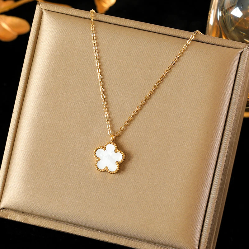 Collier pendentif en fleur Clovara