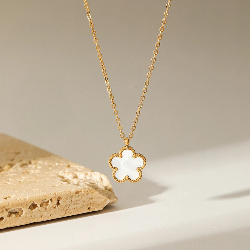 Collier pendentif en fleur Clovara