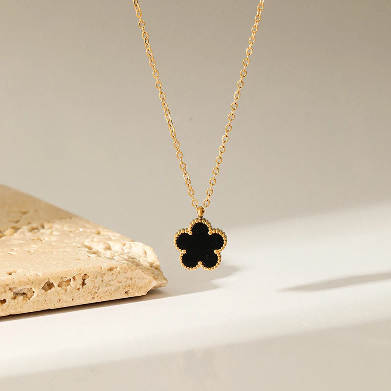 Collier pendentif en fleur Clovara