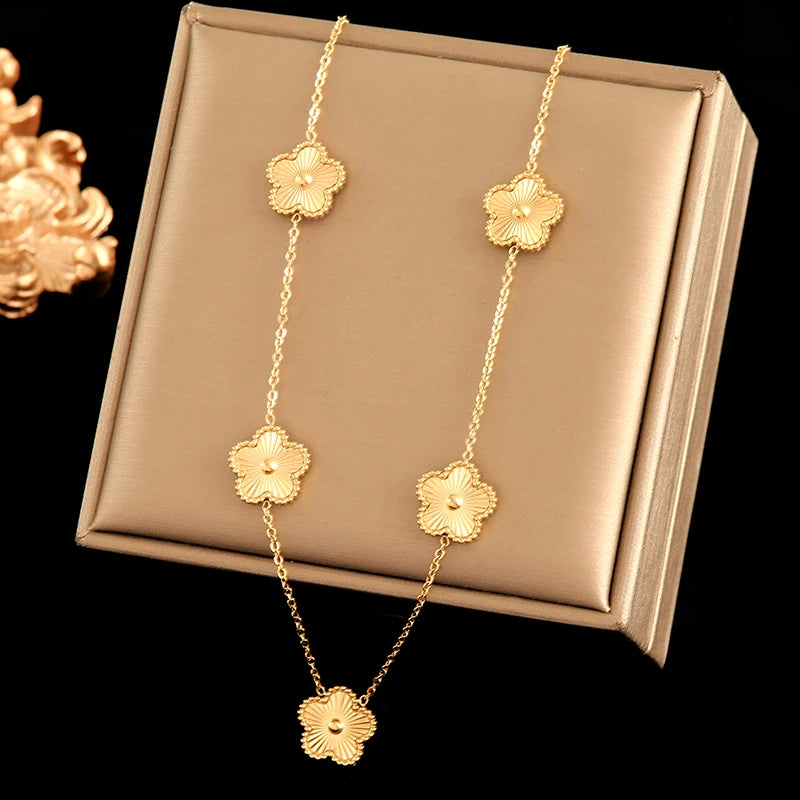 Collier pendentif en fleur Clovara